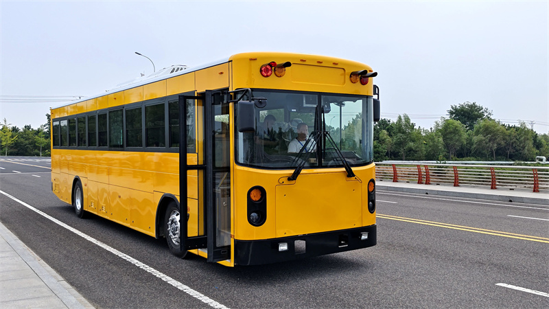 1 2    米    纯    电    动    美    国   校   车   12 Meters Pure Electric American School Bus